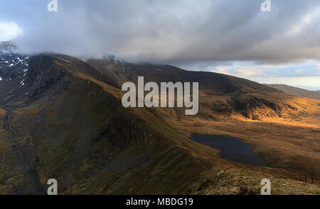 Il vertice di Snowdon in tarda serata la luce dal vertice di Moel Cynghorion Foto Stock