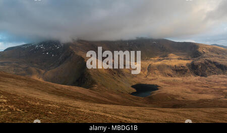 Il vertice di Snowdon in tarda serata la luce dal vertice di Moel Cynghorion Foto Stock