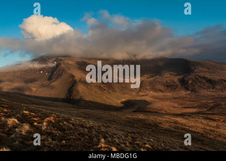 Il vertice di Snowdon in tarda serata la luce dal vertice di Moel Cynghorion Foto Stock