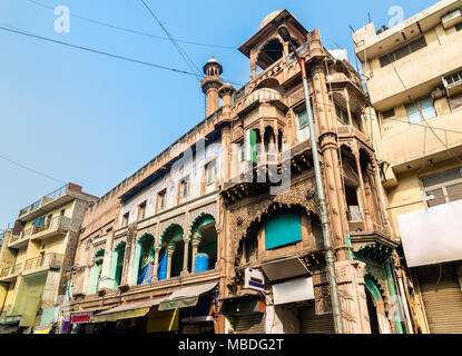 La moschea storica al bazaar principale strada di Delhi, India Foto Stock