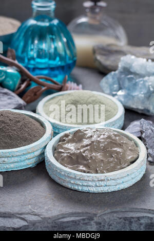 Antica natura minerali, diversi tipi di argilla utilizzata per la cura della pelle, trattamenti spa, maschere facciali, grigio, nero, verde e blue mud Foto Stock