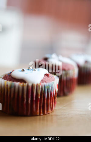 La mamma in casa Red Velvet tortine. Foto Stock