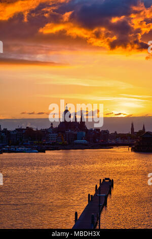Paesaggio urbano di Amsterdam skyline con la Chiesa di San Nicola su Foto Stock