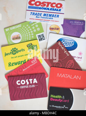 Un mucchio di memorizzare le carte di ricompensa per il Regno Unito, sostanzialmente libero denaro quando i punti vengono raccolti nel corso di un periodo di tempo Foto Stock