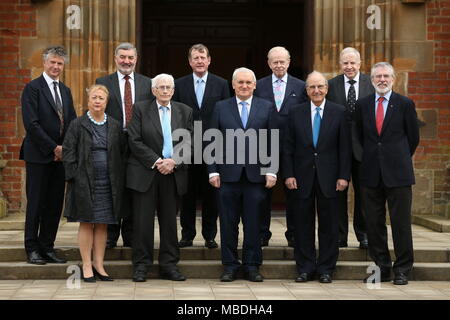 (Fila posteriore sinistra a destra) Jonathan Powell, Lord John Alderdice, Lord David Trimble, Sir Reg Empey, Lord Paul Murphy di Lancaster e (in prima fila da sinistra a destra) Professore Monica McWilliams, Seamus Mallon, al ex Taoiseach Bertie Ahern, il senatore George Mitchell e Gerry Adams, in corrispondenza di un evento in occasione del ventesimo anniversario dell'accordo del Venerdì Santo, presso la Queen's University di Belfast. Foto Stock