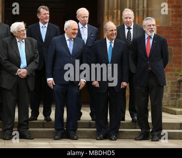 (Fila posteriore sinistra a destra) Lord David Trimble, Sir Reg Empey, Lord Paul Murphy di Lancaster e (in prima fila da sinistra a destra) Seamus Mallon, al ex Taoiseach Bertie Ahern, il senatore George Mitchell e Gerry Adams, in corrispondenza di un evento in occasione del ventesimo anniversario dell'accordo del Venerdì Santo, presso la Queen's University di Belfast. Foto Stock