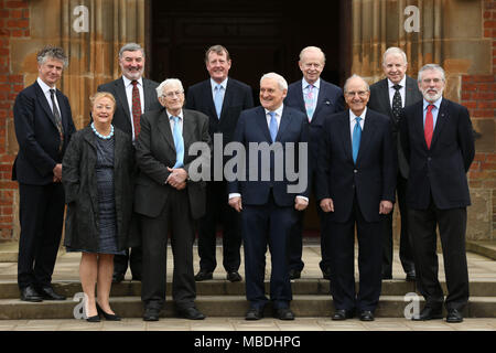 (Fila posteriore sinistra a destra) Jonathan Powell, Lord John Alderdice, Lord David Trimble, Sir Reg Empey, Lord Paul Murphy di Lancaster e (in prima fila da sinistra a destra) Professore Monica McWilliams, Seamus Mallon, al ex Taoiseach Bertie Ahern, il senatore George Mitchell e Gerry Adams, in corrispondenza di un evento in occasione del ventesimo anniversario dell'accordo del Venerdì Santo, presso la Queen's University di Belfast. Foto Stock