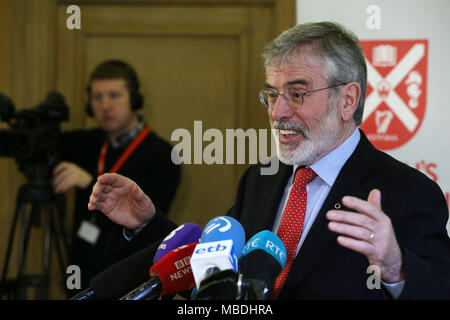 Gerry Adams durante un evento in occasione del ventesimo anniversario dell'accordo del Venerdì Santo, presso la Queen's University di Belfast. Foto Stock
