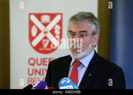 Gerry Adams durante un evento in occasione del ventesimo anniversario dell'accordo del Venerdì Santo, presso la Queen's University di Belfast. Foto Stock