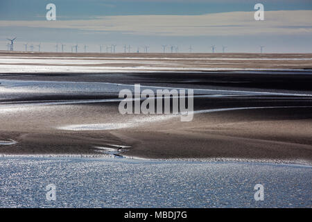 Le turbine eoliche in distanza oltre la baia, Morecambe Bay, Regno Unito Foto Stock