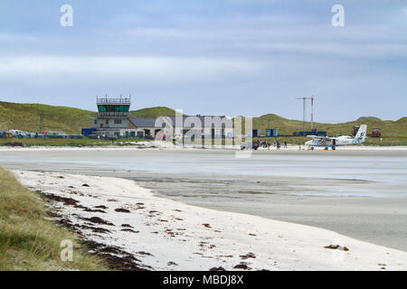 I passeggeri di sbarco da un aeroplano a Barra aeroporto sull'Isle of Barra, Ebridi Esterne, Scozia Foto Stock