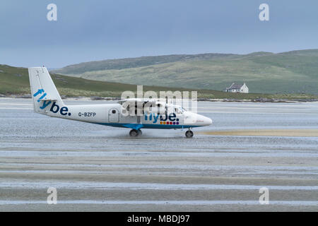 DHC Twin Otter aereo passeggeri taxying prima di togliere dalla barra aeroporto, Isle of Barra, Ebridi Esterne, Scozia Foto Stock