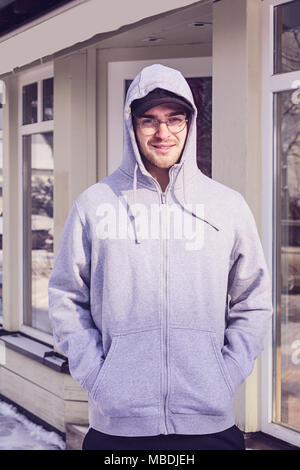 Giovane sportivo da uomo con felpa con cappuccio e occhiali di protezione Foto Stock