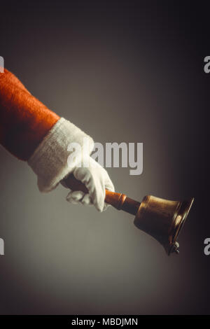 Santa Claus squillando vintage old bell Foto Stock