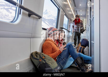 Coppia giovane backpacking, equitazione treno passeggeri Foto Stock