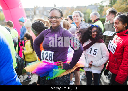 Ritratto femminile fiducioso runner indossa tutu in linea di partenza alla carità eseguire Foto Stock