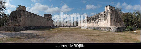 Vista panoramica del campo per il gioco della palla a Chichen Itza, Yucatan, Messico Foto Stock