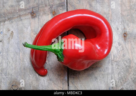 Red ramiro pepe su weathered tavolo in legno top Foto Stock