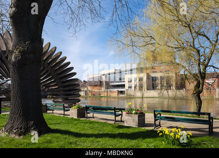 Teatro TheaterSevern da riverside gardens dal fiume Severn con un salto quantico scultura in primavera. Mardol Quay Shrewsbury Shropshire England Regno Unito Foto Stock