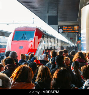 Passeggeri pronti a bordo del Frecciarossa treno ad alta velocità a Venezia Santa Lucia stazione ferroviaria Foto Stock