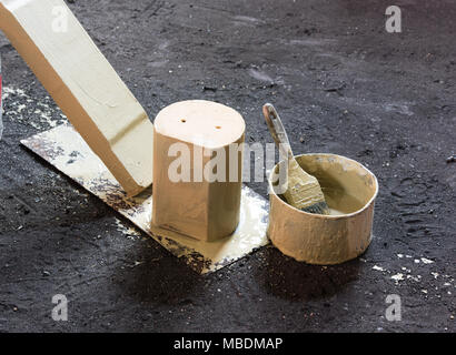 Casella di vernice e spazzola verniciato Foto Stock