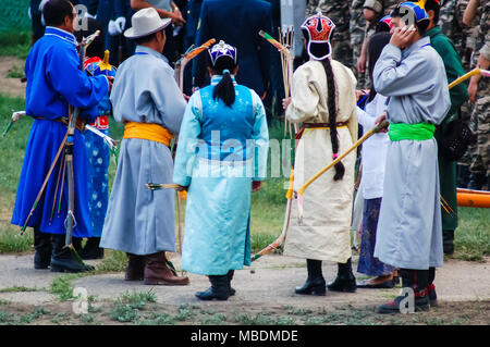 Ulaanbaatar, in Mongolia - Luglio 11, 2010: Arcieri a Nadaam (Mongolia il più importante festival) Cerimonia di Apertura Foto Stock