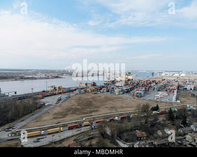 Porto industriale con i contenitori. Overhead drone di filmati di contenitori di spedizione con la rete di trasporto camion. Importazione, esportazione Foto Stock