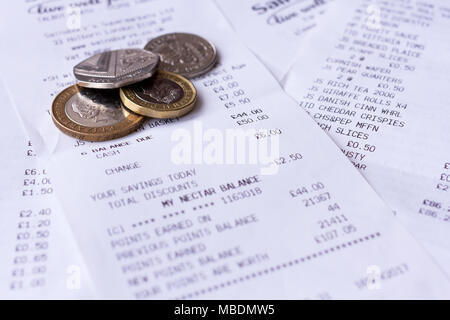 Supermercato Sainsburys spesa fino a entrate & piccolo cambiamento, sterlina inglese monete, Regno Unito Foto Stock