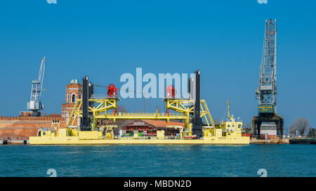 Jack-up nave Mose chiamato dopo il progetto per impostare porte isolare temporaneamente la laguna di Venezia dal Mare Adriatico durante l'alta marea Foto Stock