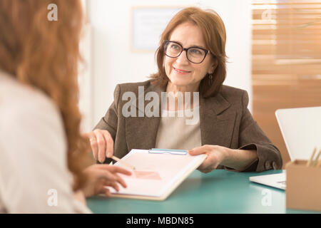 Consulente professionale lavora con bruciata per dipendenti aziendali Foto Stock