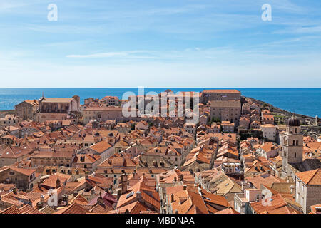 Vista del centro storico dalla cinta muraria, Dubrovnik, Croazia Foto Stock