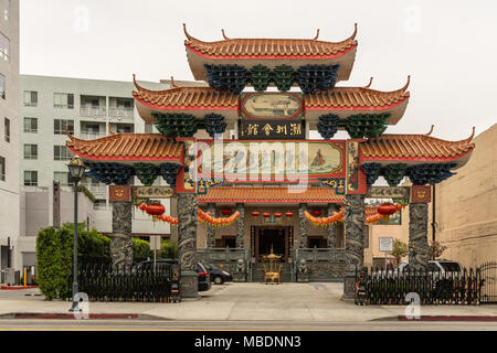 Los Angeles, CA, Stati Uniti d'America - Aprile 5, 2018: la California del sud di Teo masticare tempio associazione lungo Broadway a Chinatown con monumentali Torii, cancello di ingresso Foto Stock