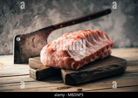 Carni di maiale cruda pezzo sulla tavola di legno Foto Stock