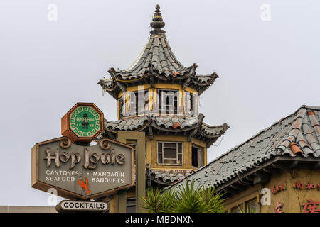 Los Angeles, CA, Stati Uniti d'America - Aprile 5, 2018: Vista dettagliata della parte superiore della Pagoda di HopLouie bar a cental Chinatown contro il cielo d'argento. Foto Stock