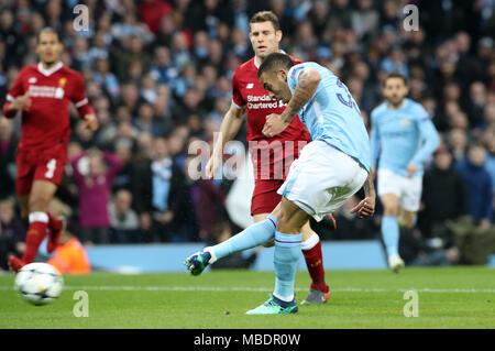 Manchester City's Gabriel punteggi di Gesù il suo lato del primo obiettivo del gioco durante la UEFA Champions League quarti di finale presso l'Etihad Stadium e Manchester. Foto Stock