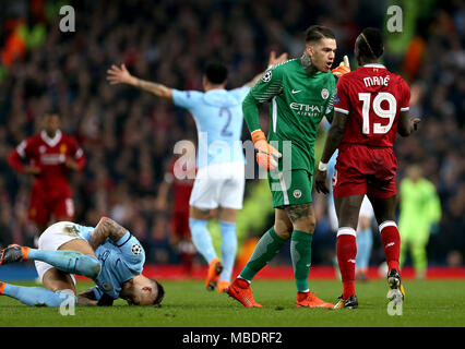 Il Manchester City è Nicolas Otamendi (sinistra) va verso il basso a partire da una sfida come il Manchester City il portiere Ederson (centro) affronta il Liverpool Sadio Mane durante la UEFA Champions League quarti di finale presso l'Etihad Stadium e Manchester. Foto Stock