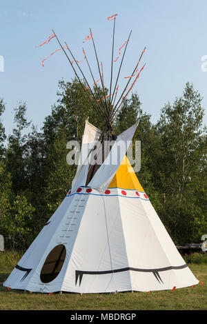 Un tende Tepee (anche teepee, tepee) è raffigurato è visto a San Laurent, Manitoba, venerdì 14 agosto 2015. Foto Stock