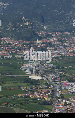 La vista su Riva del Garda, da Santa Barbara Chiesa, Italia Foto Stock