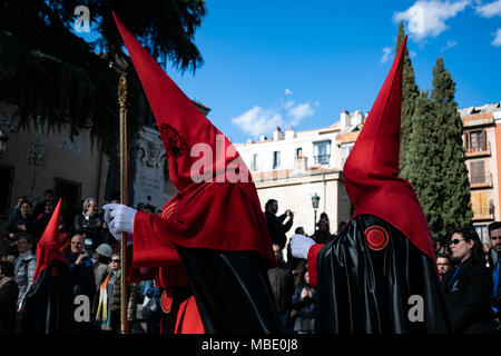 I penitenti si adegua le loro vesti e le cappe in un Easter Parade il sabato santo, Semana Santa (Pasqua) parate, Madrid, Spagna, 2018 Foto Stock