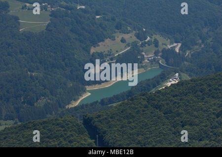 Vista di un lago come può essere visto dal Monte Baldo, Italia Foto Stock