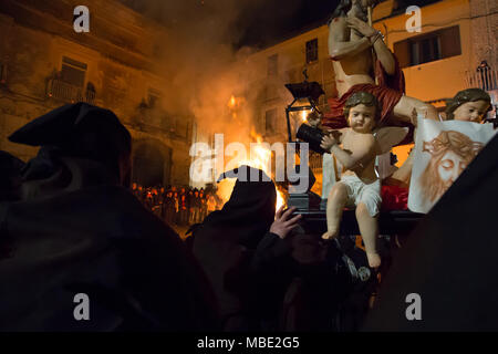 SESSA AURUNCA, Italia - 30 Marzo 2018 - La Easter Parade di cappucci neri camminando attraverso le strade di Sessa Aurunca, portando le statue dei Misteri della croce, Cristo morto e le tre Marie Foto Stock