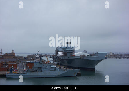 Prua dritta vista della Royal Navy HMS Queen Elizabeth in manutenzione in Portsmouth, Regno Unito Foto Stock