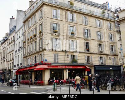 La gente per strada e godersi un caffè al mattino in un cafe' Parigino in rue de Turenne. Parigi, Francia. Foto Stock