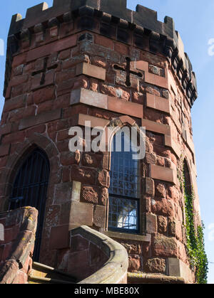 Laura la torre di una torre di avvistamento costruita da Thomas Telford intorno al 1790 nei giardini del castello di Shrewsbury Shropshire England Regno Unito Foto Stock