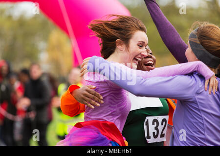 Entusiastico femminile di finitura eseguire la carità, celebrando Foto Stock