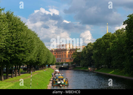 RUSSIA, San Pietroburgo - Agosto 18, 2017: vista del fiume Moika di fronte Giardini Mikhailovsky e di San Michele (Castello Castello Mikhailovsky o Foto Stock