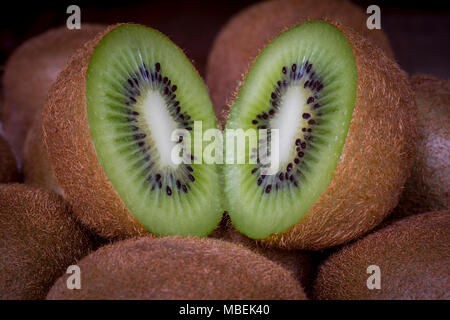 Fessura aperta kiwi Foto Stock