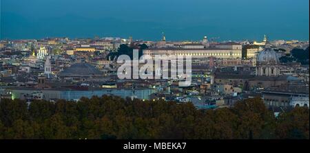 Vista panoramica della città di Roma dal Gianicolo colline alle ore blu Foto Stock