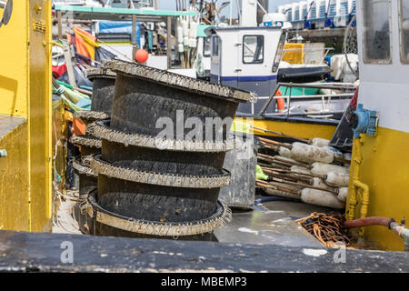 Bacini di ganci su un giallo la pesca in barca nel porto Foto Stock