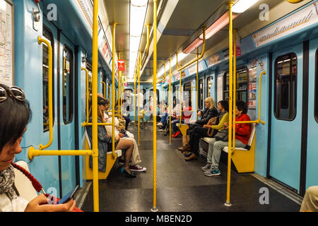 Milano, Italia - 25 febbraio: pendolari in metropolitana sul carro 25 febbraio 2018 di Milano, Italia. Metropolitana milanese si sviluppa su tre linee per un totale di circa 76 km di lunghezza e 84 stazioni in funzionamento. Foto Stock